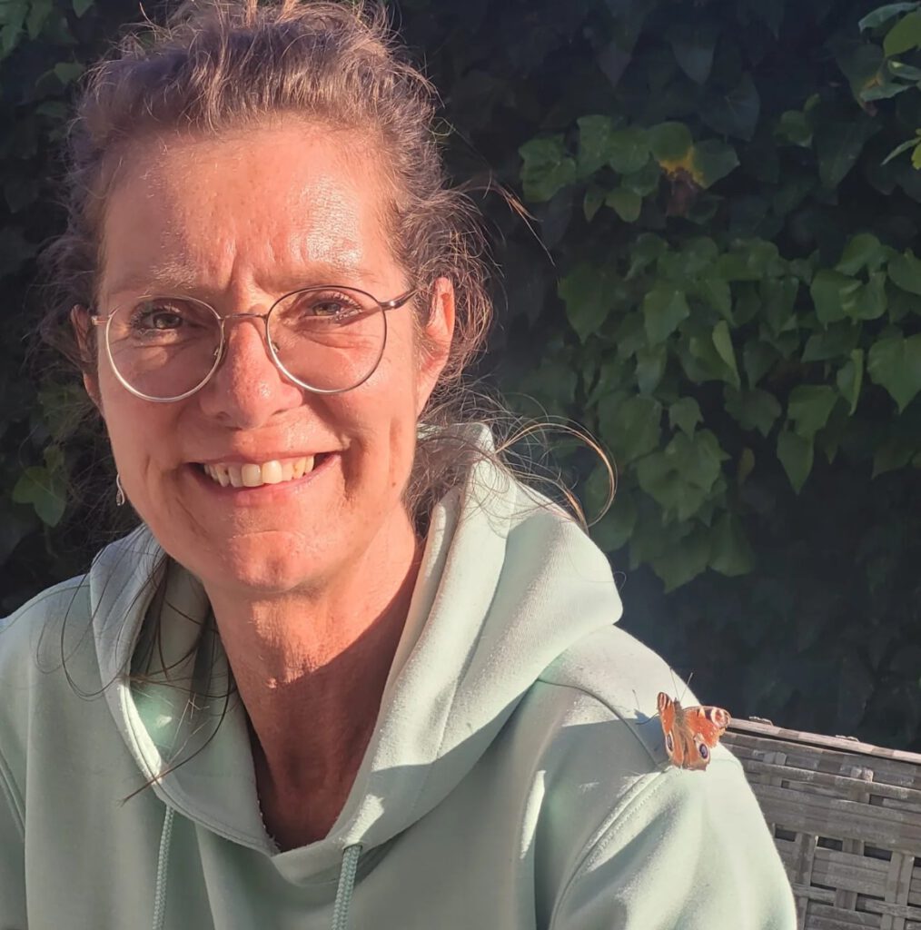 Anke Bibiko mit Schmetterling